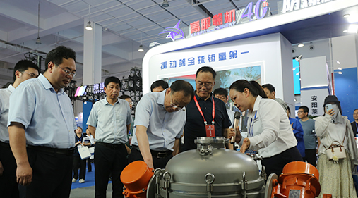 中原農(nóng)谷第二屆振動(dòng)機(jī)械產(chǎn)業(yè)博覽會(huì)盛大開(kāi)幕，新鄉(xiāng)市長(zhǎng)魏建平親臨高服展區(qū)指導(dǎo)工作